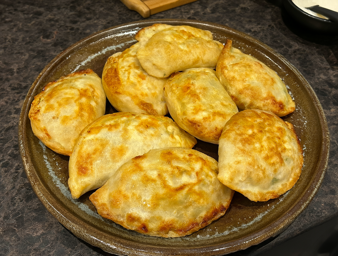 Primer plano de varias empanadas recién horneadas sobre una mesa
