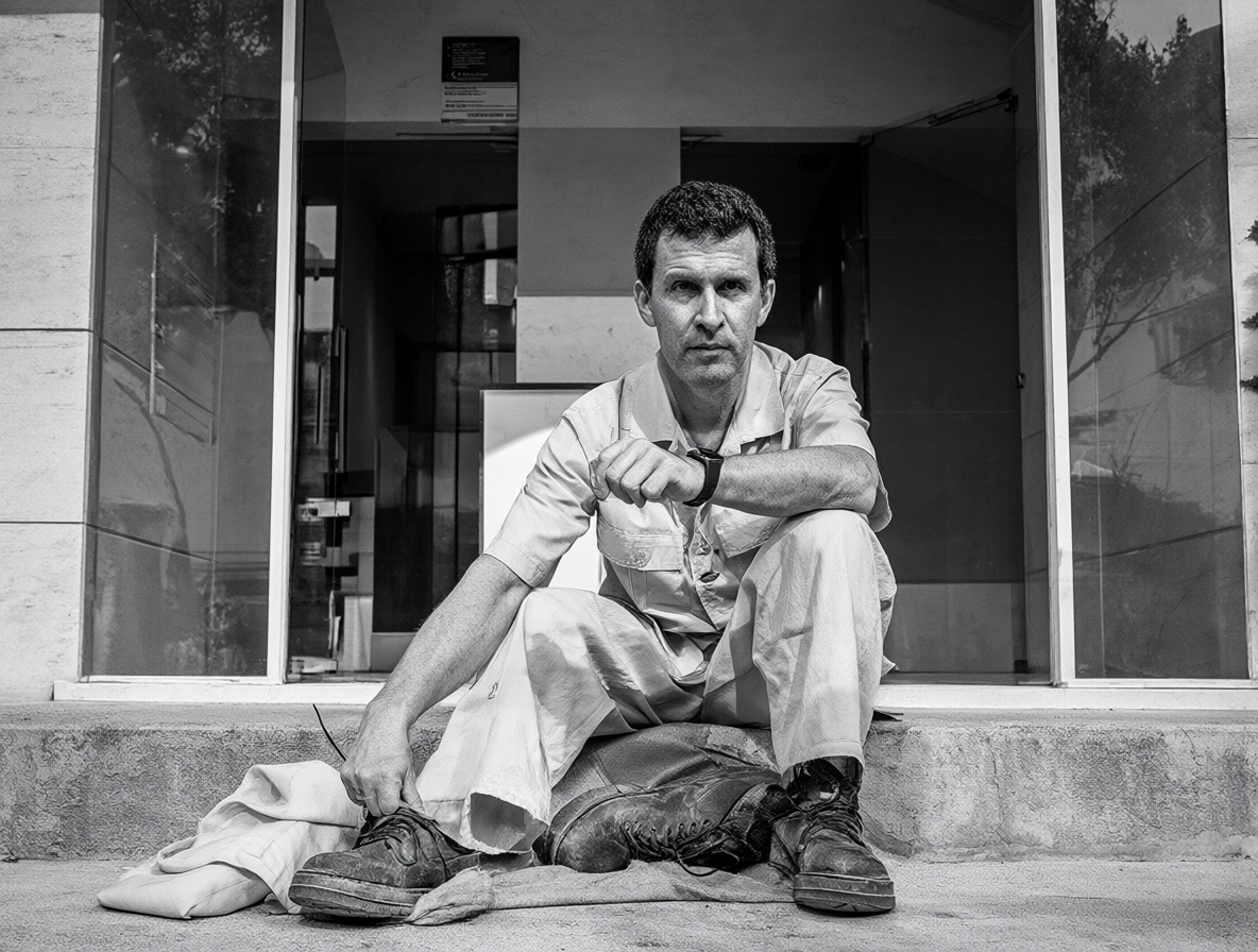Retrato de Bernardo Mora Lara en su entorno laboral