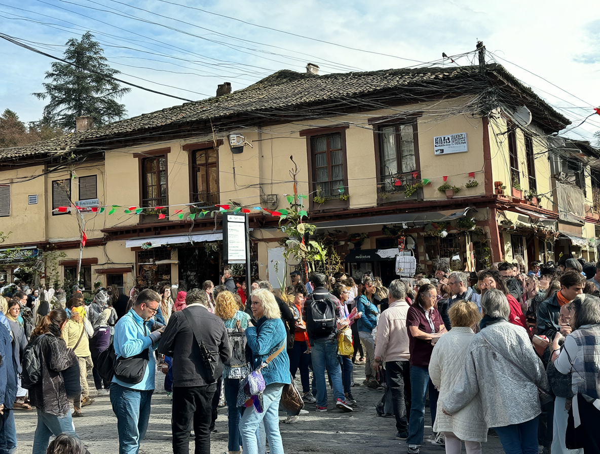 Plaza de armas con gente visitando la casa del artesano y la feria.