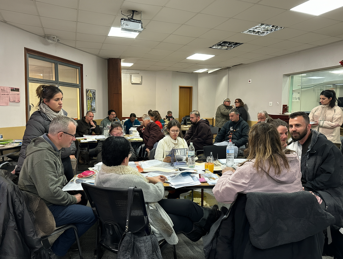 Sala comunitaria donde se realiza una reunión formal sobre necesidades vecinales.