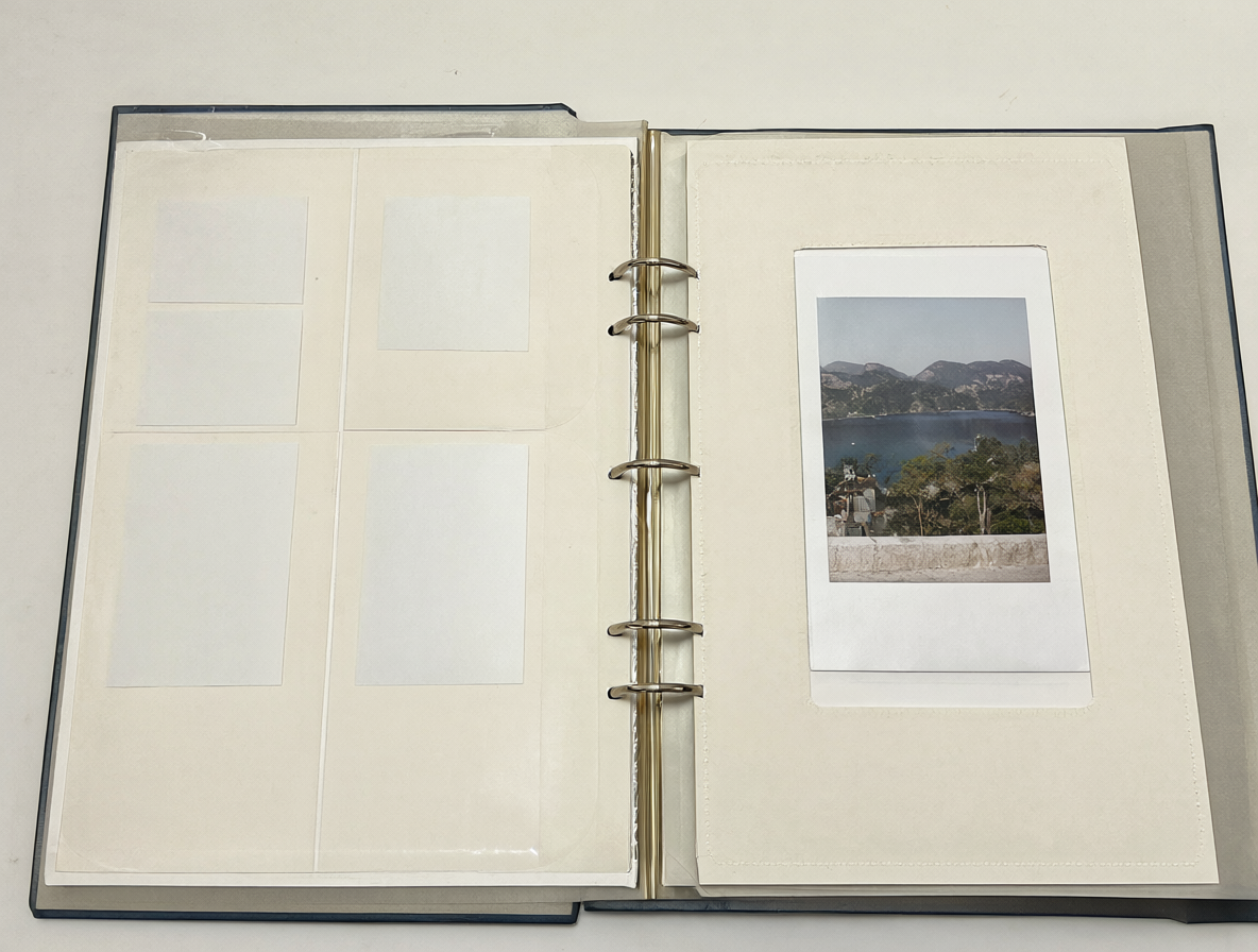 Álbum abierto con fotos pequeñas en sobres grandes