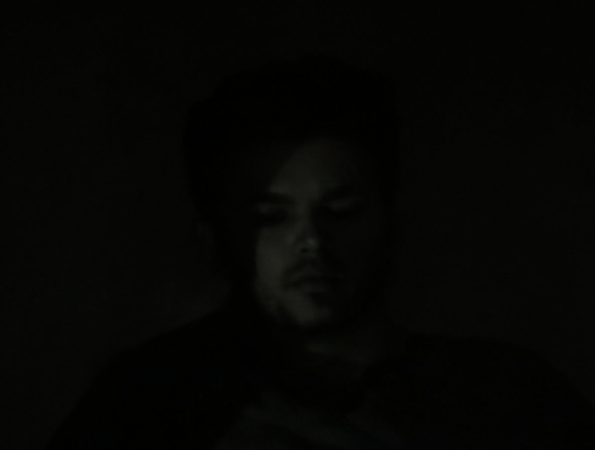 Una silueta borrosa y oscura sobre un fondo negro.