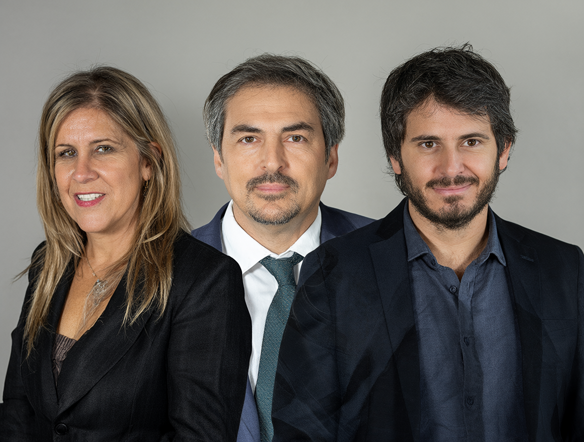 Retrato de grupo de tres políticos chilenos