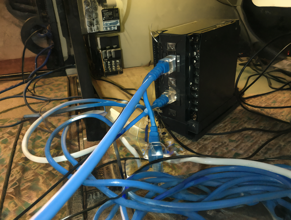Escritorio en casa conectado mediante cables Ethernet a un servidor centralizado.