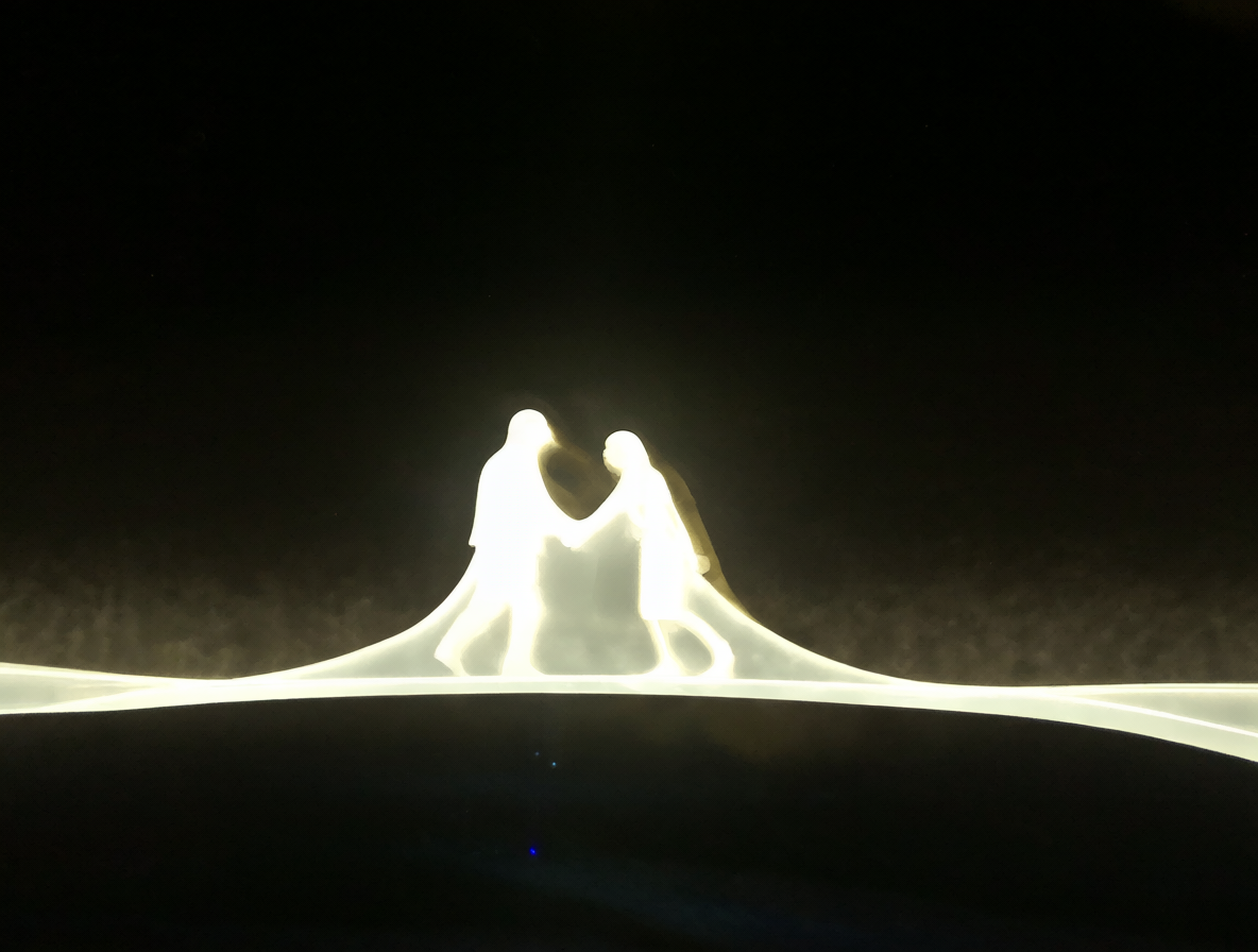 Dos siluetas humanas conectadas por un puente de luz sobre un fondo oscuro, simbolizando la transición hacia la reciprocidad emocional.