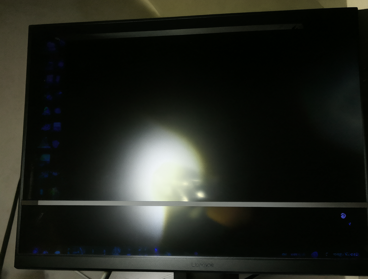 Pantalla negra del Lenovo AIO con luz tenue y brillo de linterna revelando iconos