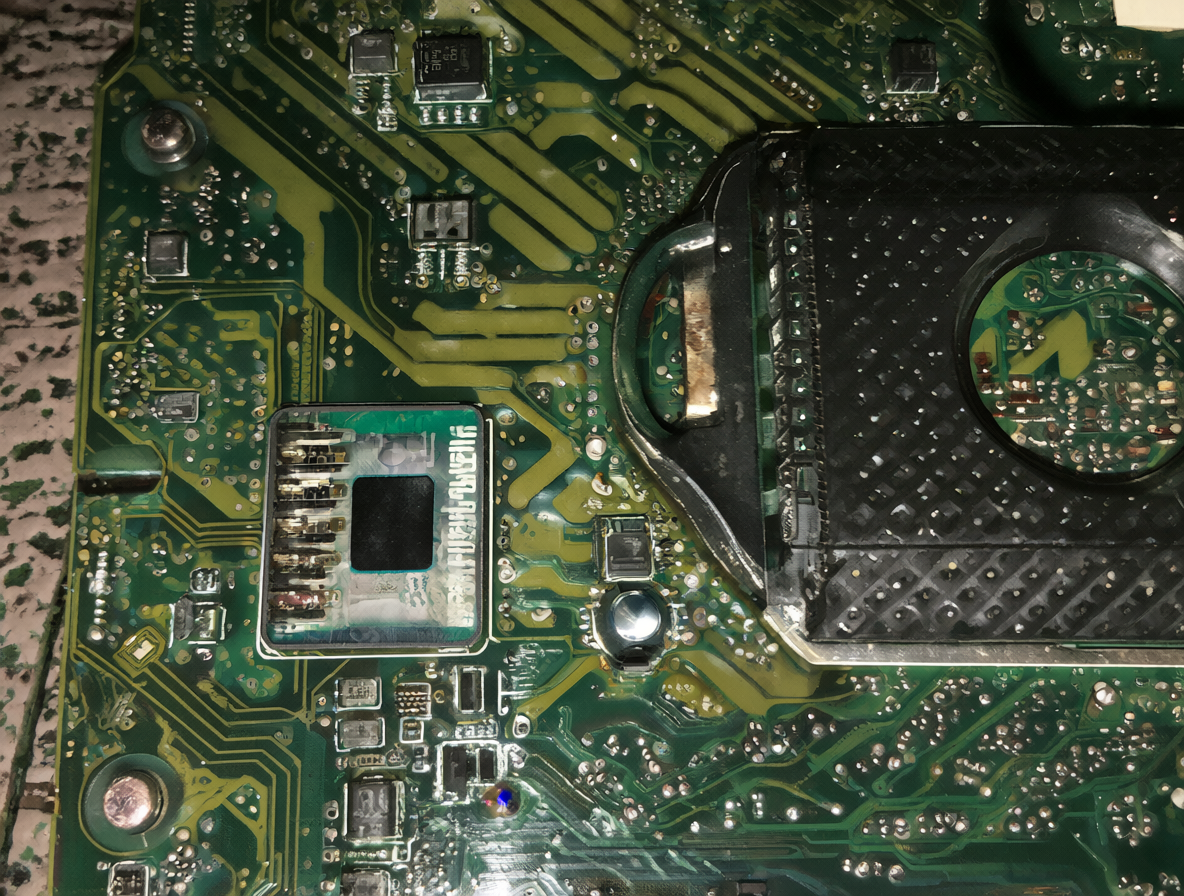 Detalle de la placa madre con el jumper y la batería CMOS