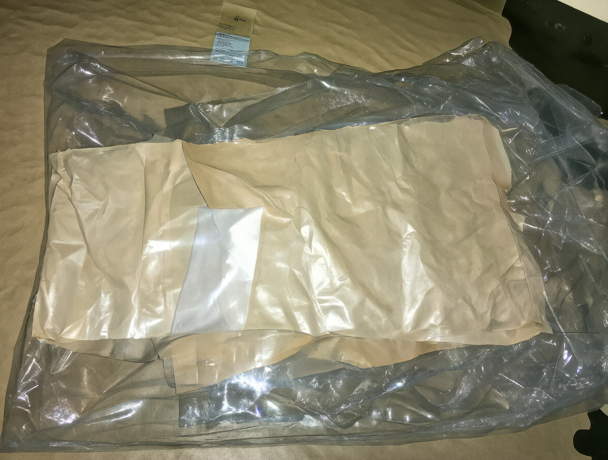 Papel impreso dentro de una bolsa plástica con cartulina y un paño húmedo.