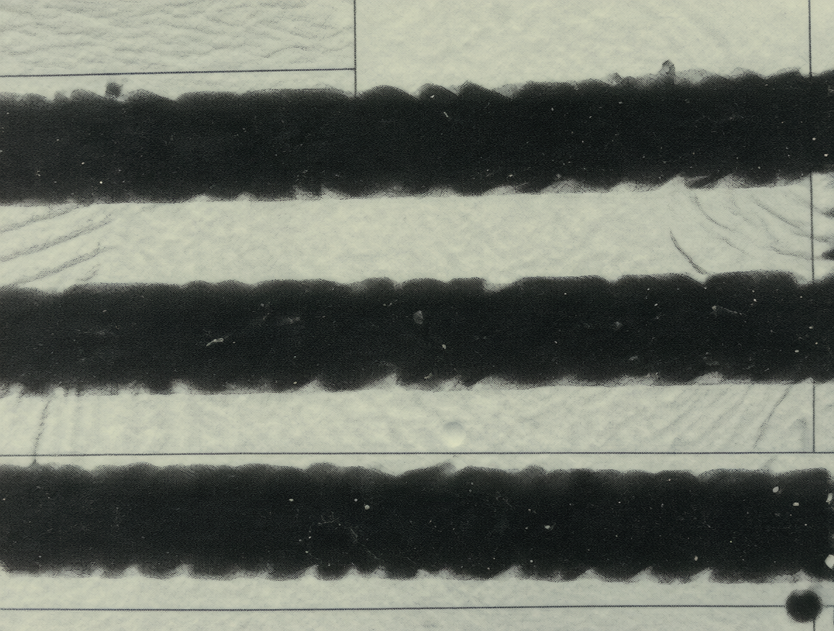 Papel impreso mostrando manchas oscuras y bandas horizontales en los márgenes del texto.