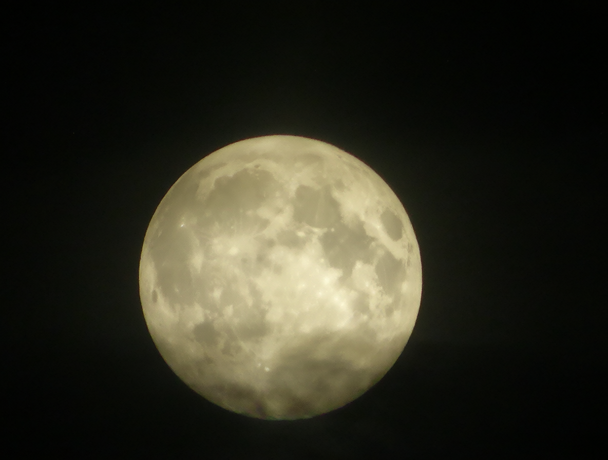 Primer plano artístico de la Luna llena