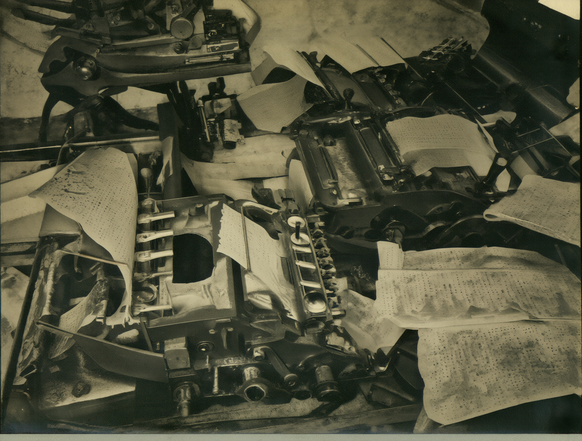 Escena histórica con máquinas mimeográficas y hojas de papel poroso