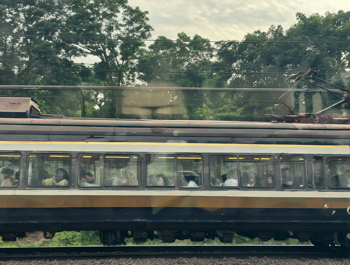 Imagen de un tren en movimiento con personas dentro del vagón