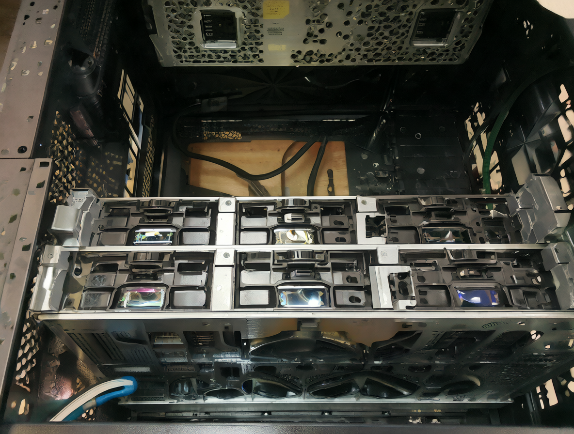 Gabinete IN WIN IW-PL052X.B3 con múltiples bahías externas y un diseño enfocado a servidores.