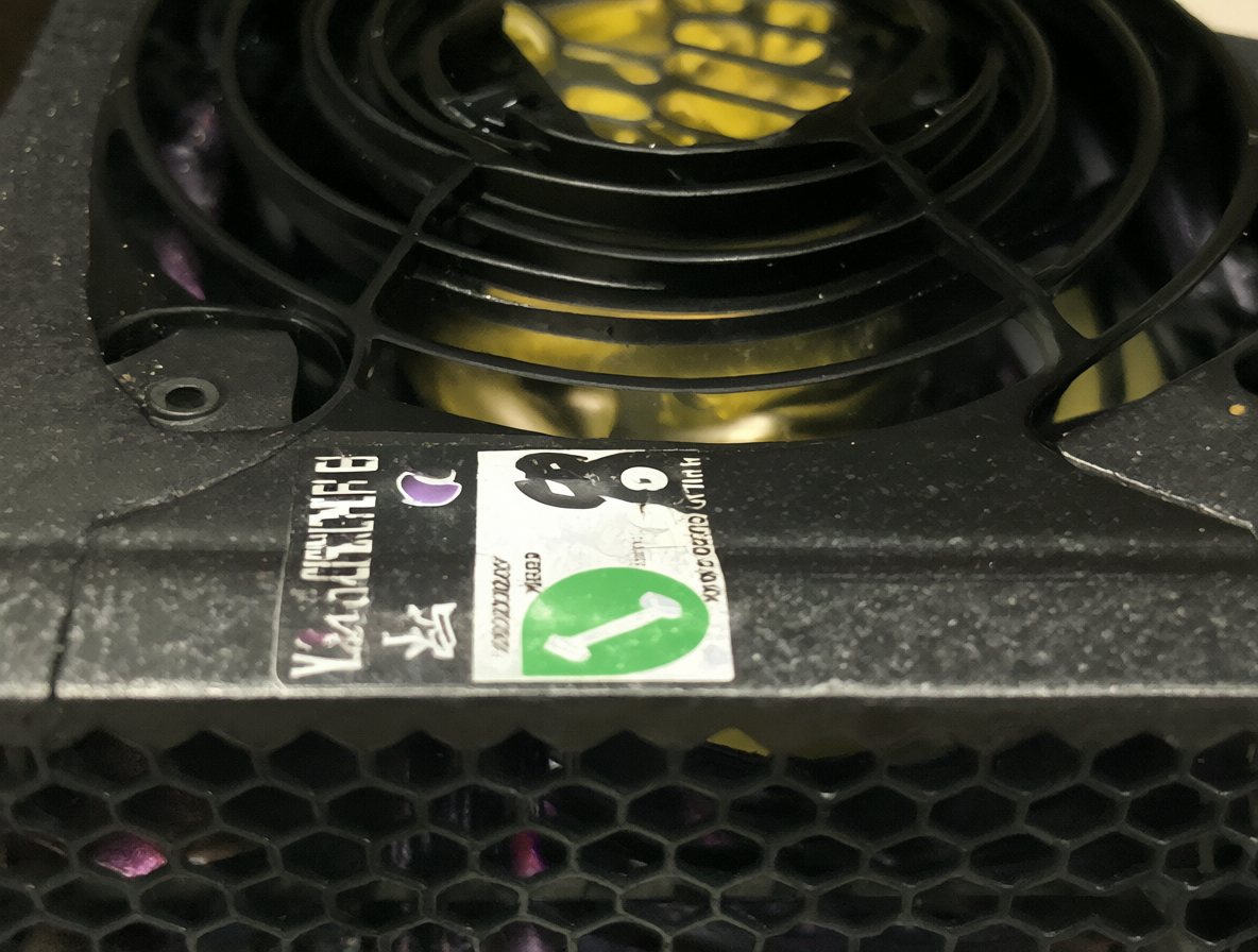 Etiqueta interna de la fuente mostrando el número de serie SN2022xxxxxx con un indicador verde.