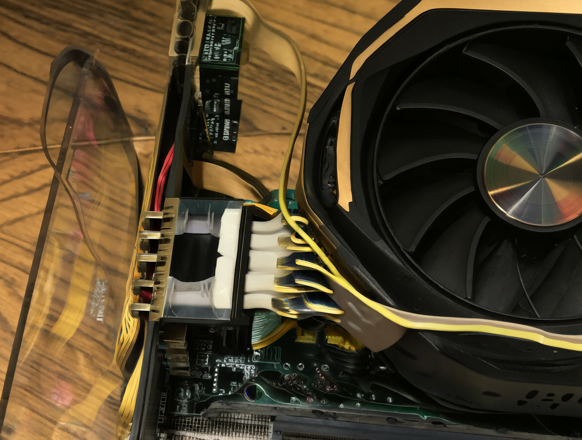 Un equipo de computación con una fuente Gigabyte P850GM y una GPU RTX 3090 sobre un escritorio de madera, iluminado por luz ambiental cálida junto a una ventana de acrílico transparente.