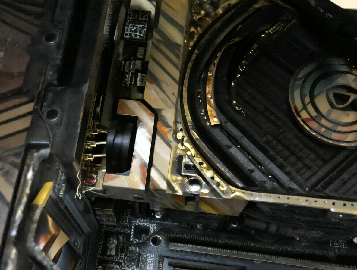 Tarjeta gráfica RTX instalada en un slot PCIe de una placa madre, mostrando el estrés mecánico y los conectores.