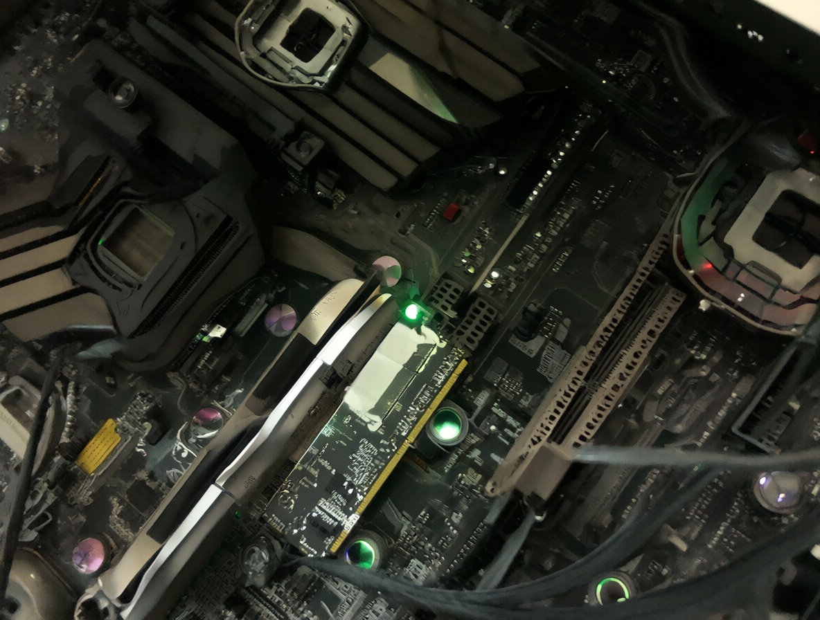 Vista detallada de un SSD instalado dentro de un PC con luz verde