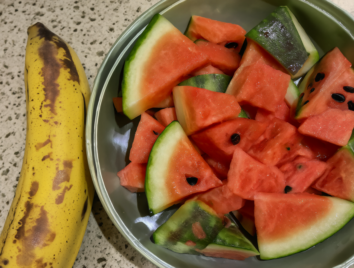 Foto comparativa de un plátano y una cuenca de sandía