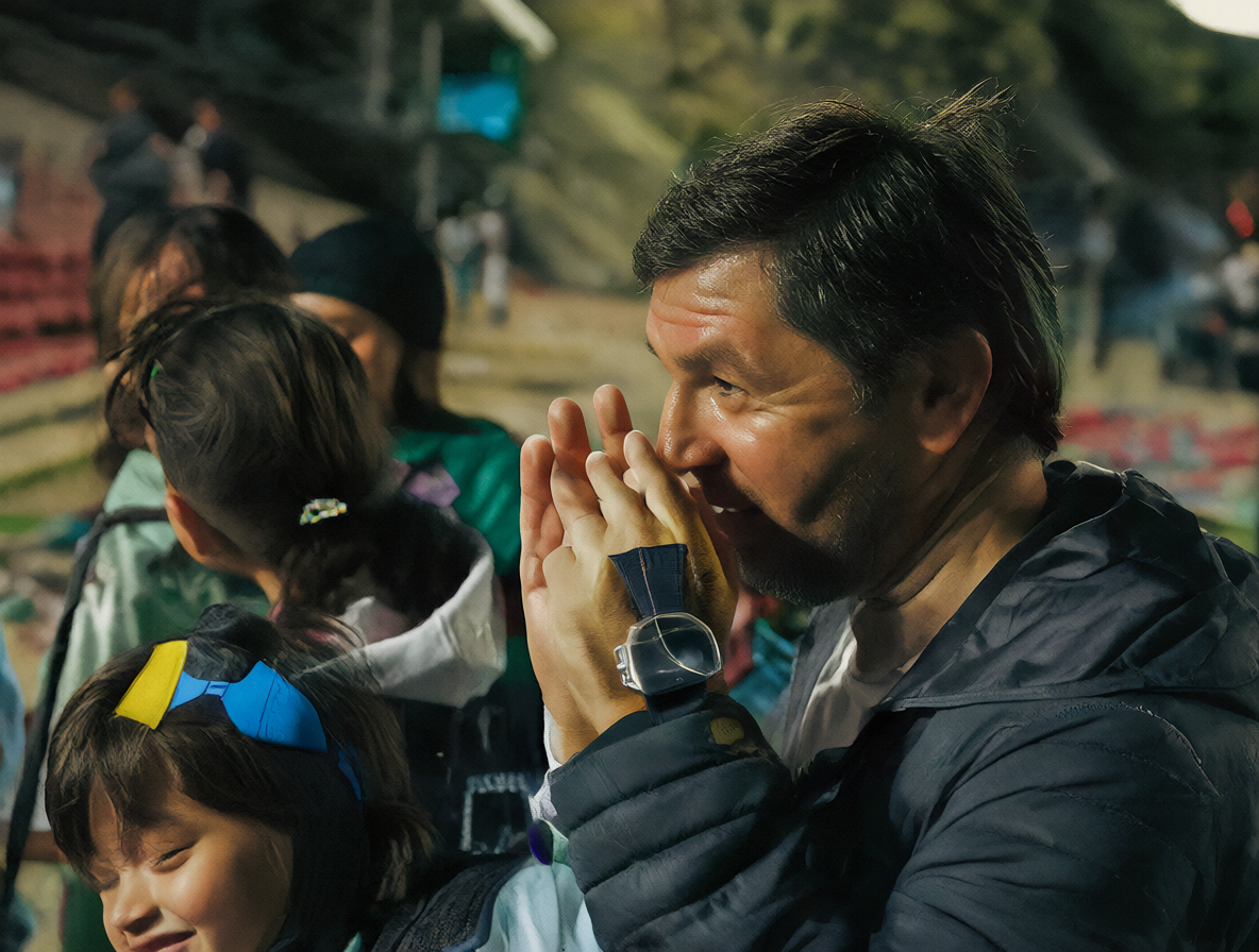 Foto de Gabriel Boric saludando a un niño tras un evento deportivo