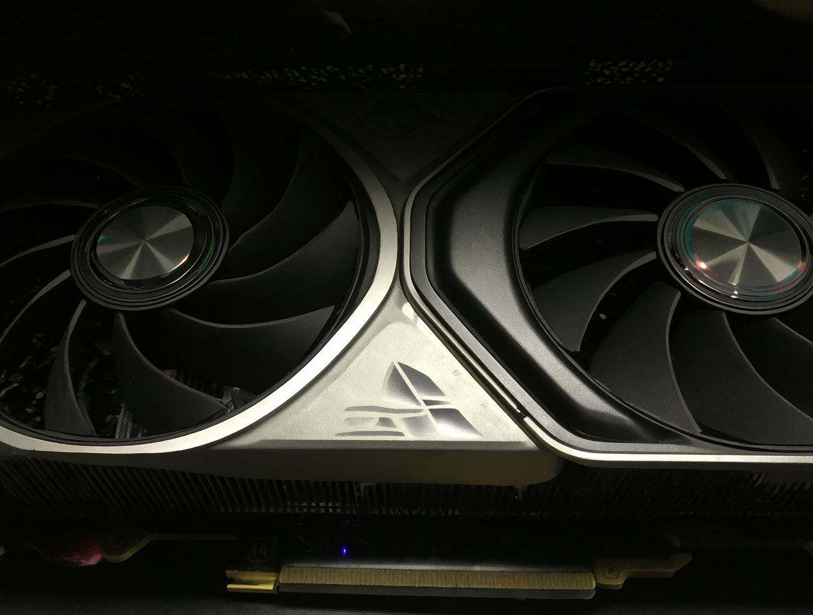 Una NVIDIA RTX 3090 EVGA FTW3 Ultra refrigerándose bajo carga baja