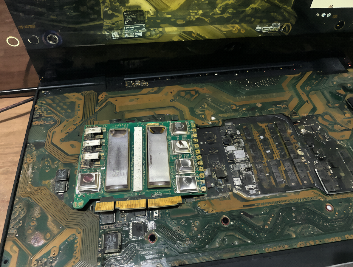 Laptop moderna con tarjeta gráfica RTX y chips de memoria dedicados visibles.