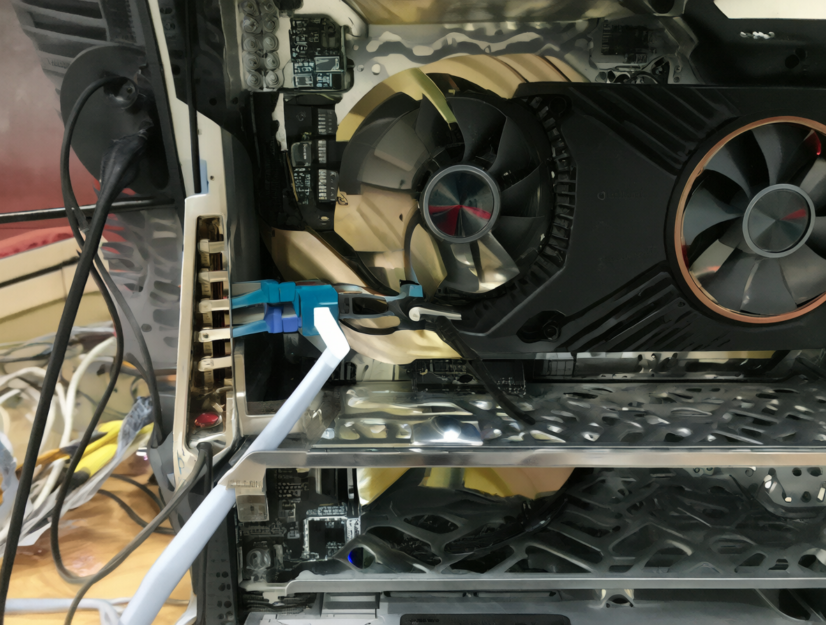 Imagen de un PC pequeño configurado como servidor para uso de red.