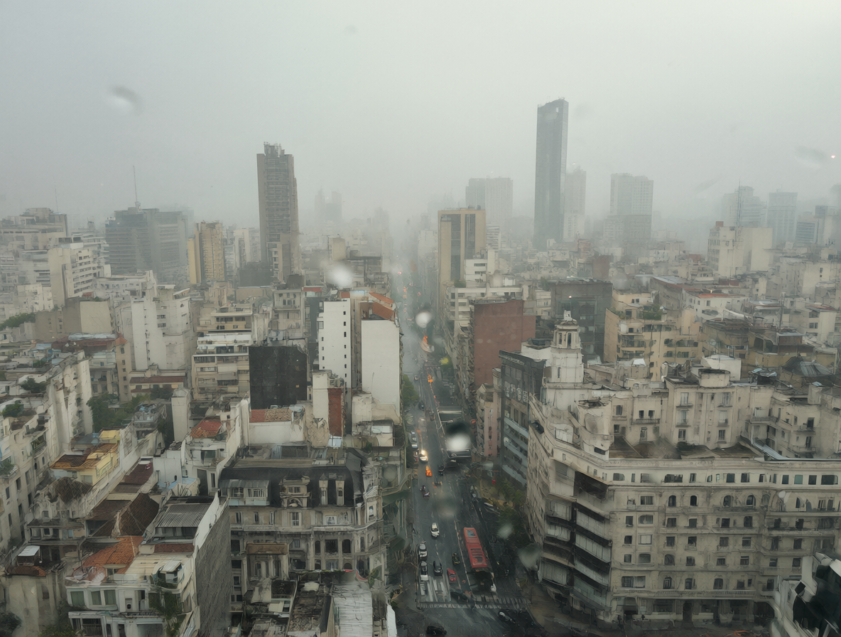 Vista de Buenos Aires con cielo gris, lluvia y calles mojas