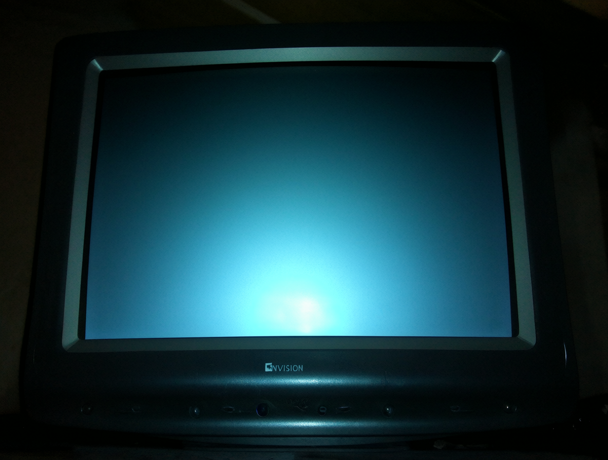 Monitor Envision EN7220 con marco negro en una habitación oscura