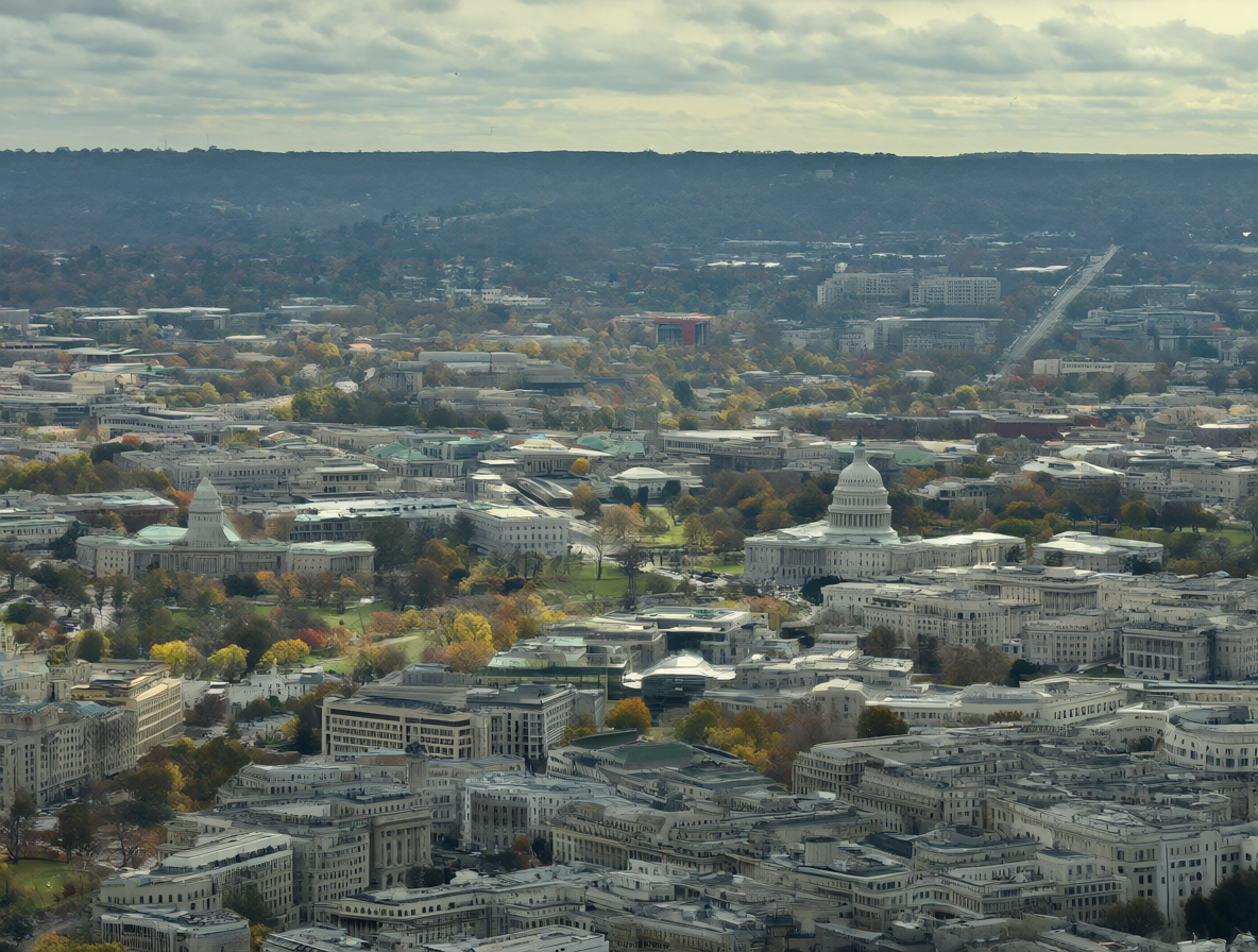 Vista panorámica de Washington D.C. con el Capitolio y la Casa Blanca bajo un cielo nublado, simbolizando el poder institucional.