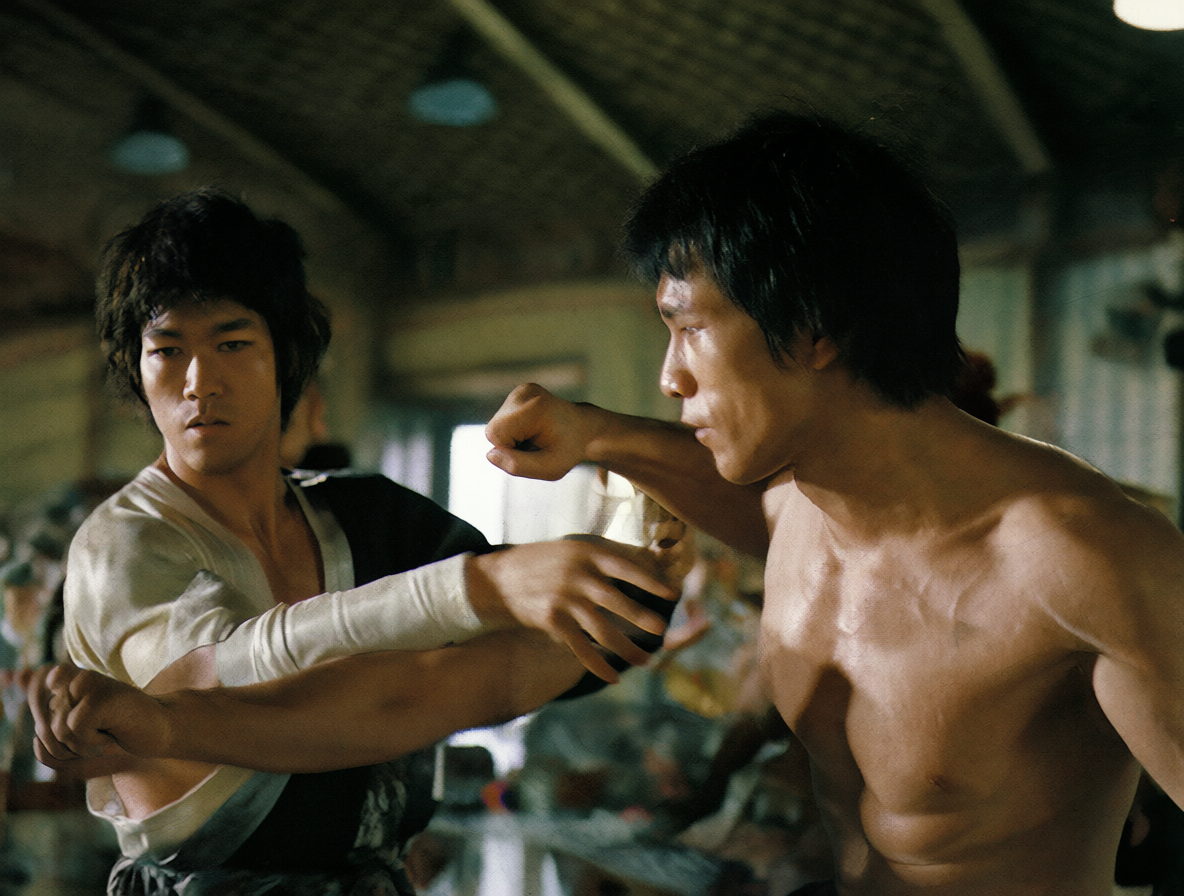 Bruce Lee en plena acción junto a su compañero Kato.