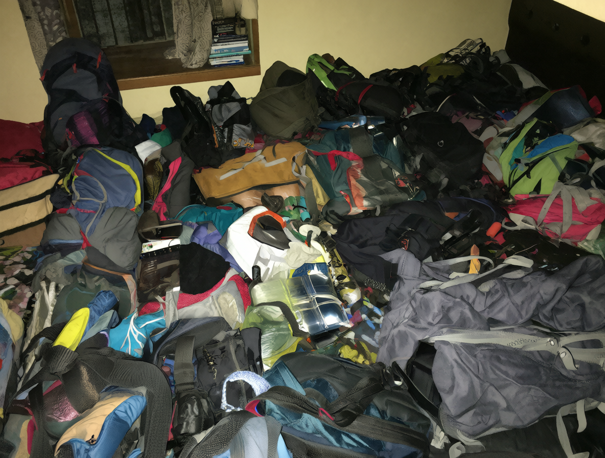 Dormitorio muy lleno de mochileros
