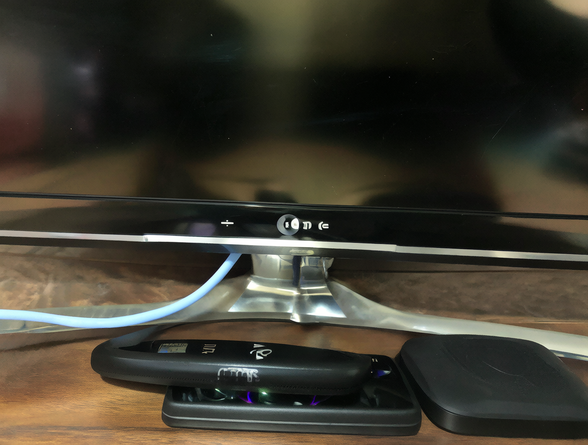 Televisor LG conectado por cable Ethernet con dispositivos streaming externos a su lado