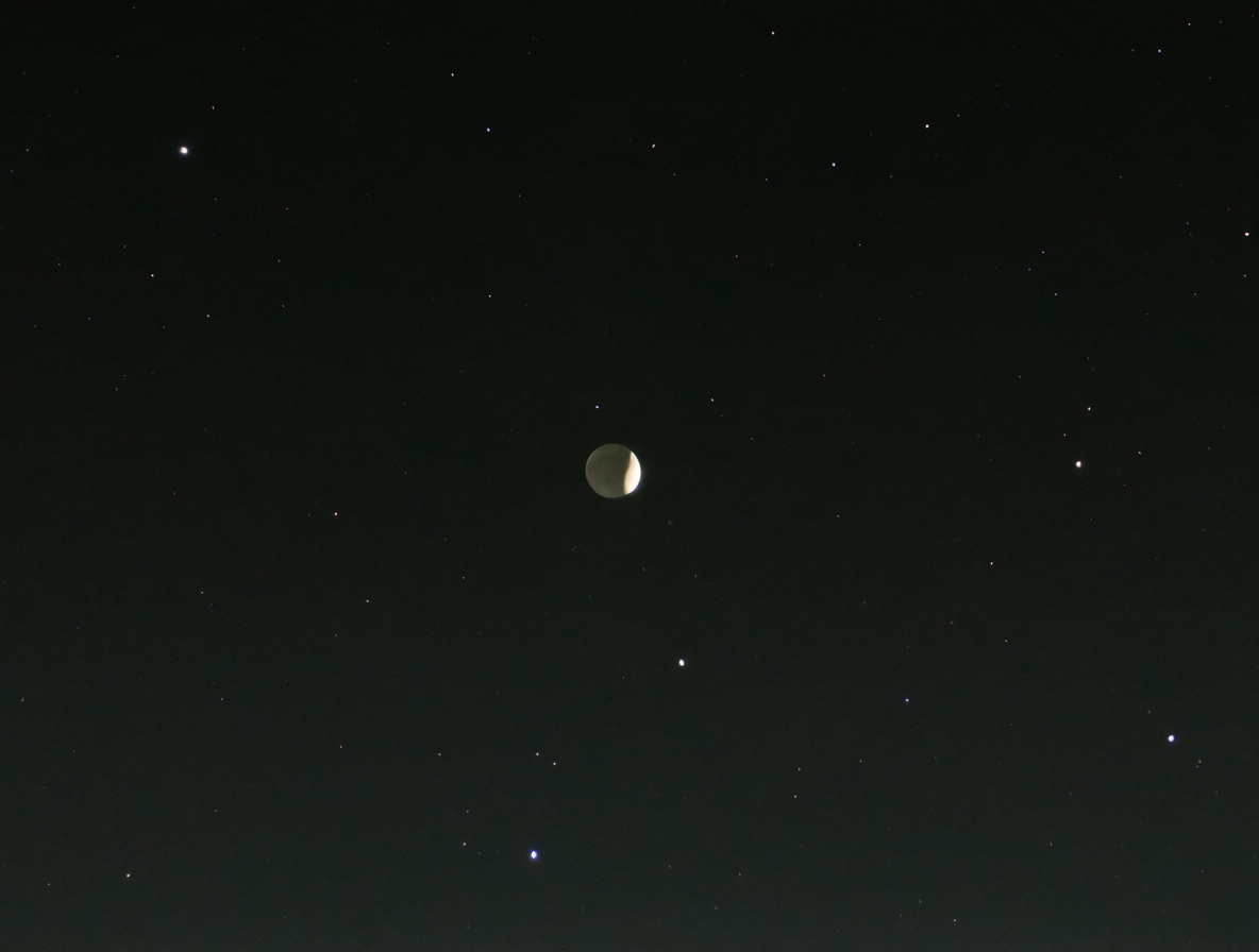 Vista del cielo nocturno mostrando la Luna apenas visible con una fase de luna nueva el 2026-02-18