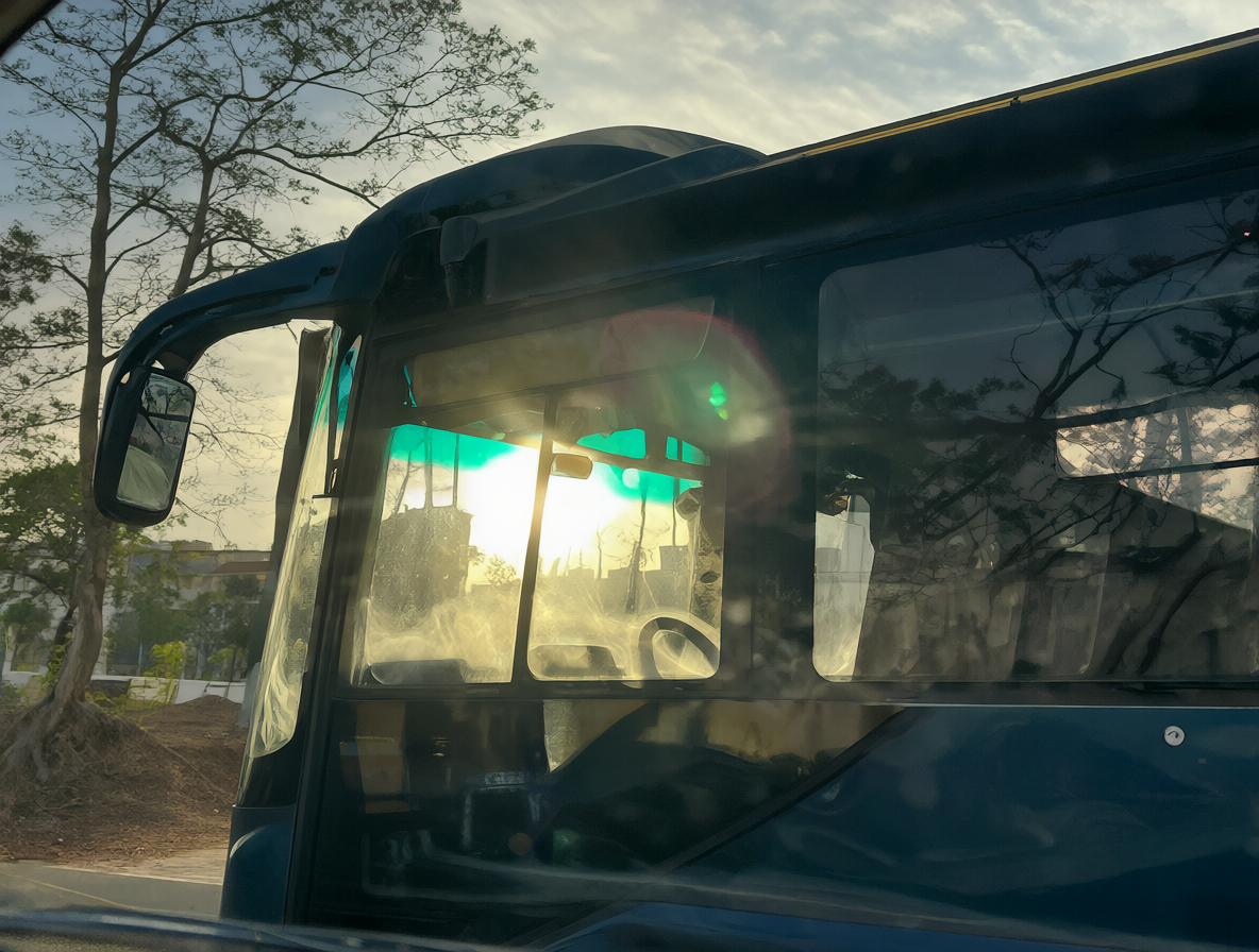 Autobús de pasajeros estacionado bajo el sol brillante