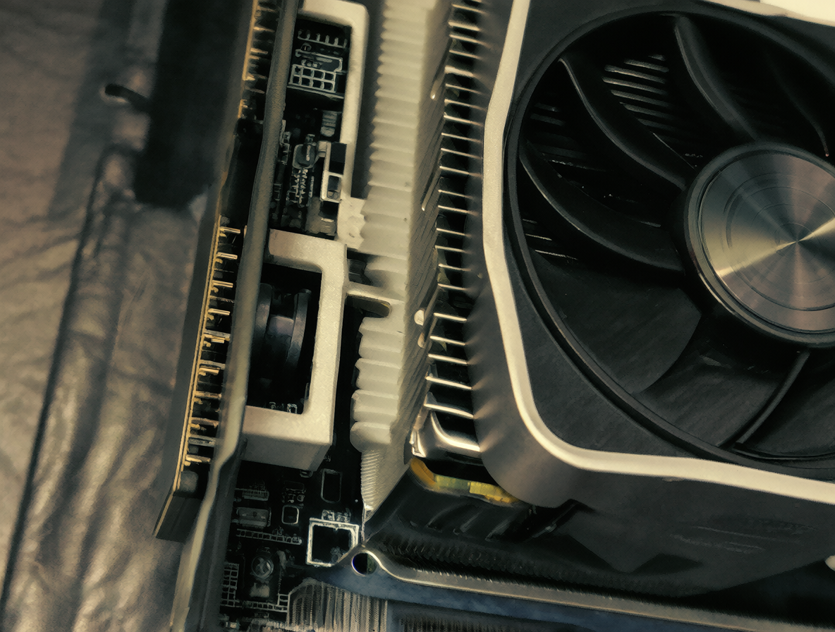 Foto profesional de una tarjeta gráfica RTX 3090 mostrando sus componentes físicos como disipadores y conectores.
