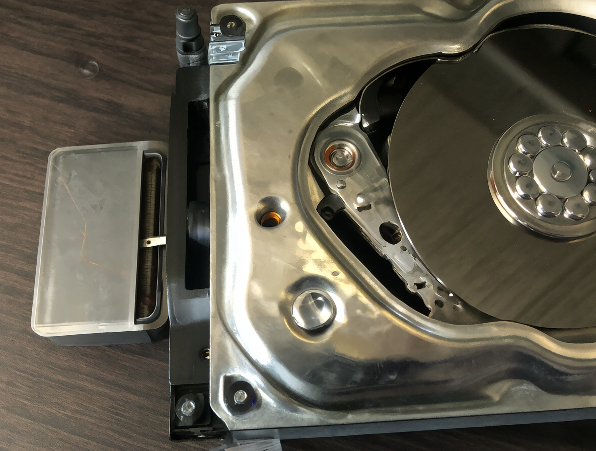 Disco duro de 2.5 pulgadas junto a un estuche estándar para mostrar la diferencia de altura.