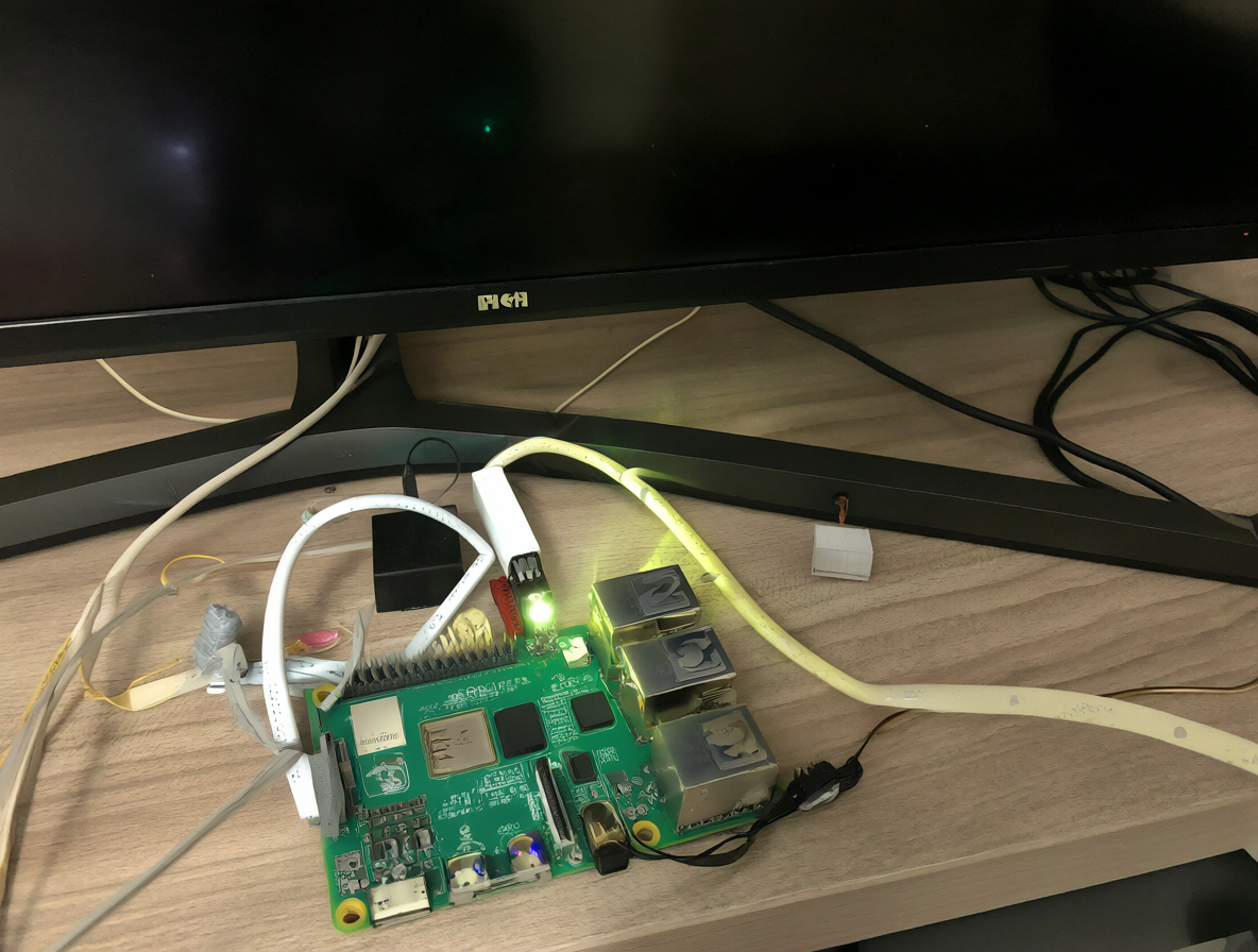Raspberry Pi y TV Xiaomi conectadas en un escritorio tecnológico