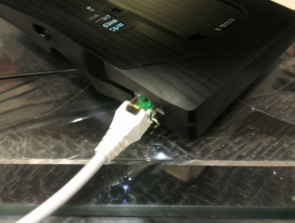 Televisor Xiaomi conectado por cable directamente al router de red.
