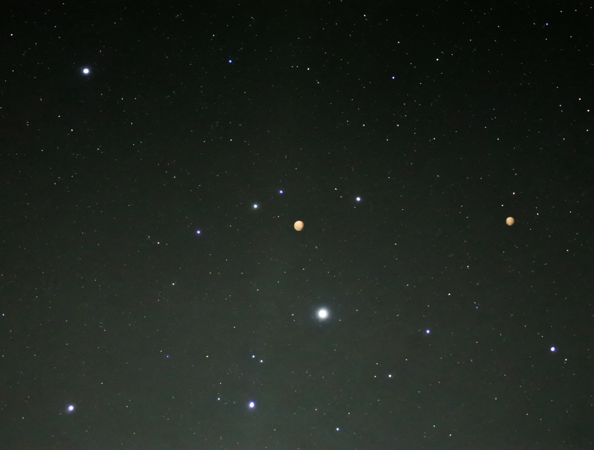 Cielo nocturno con estrellas y planetas visibles