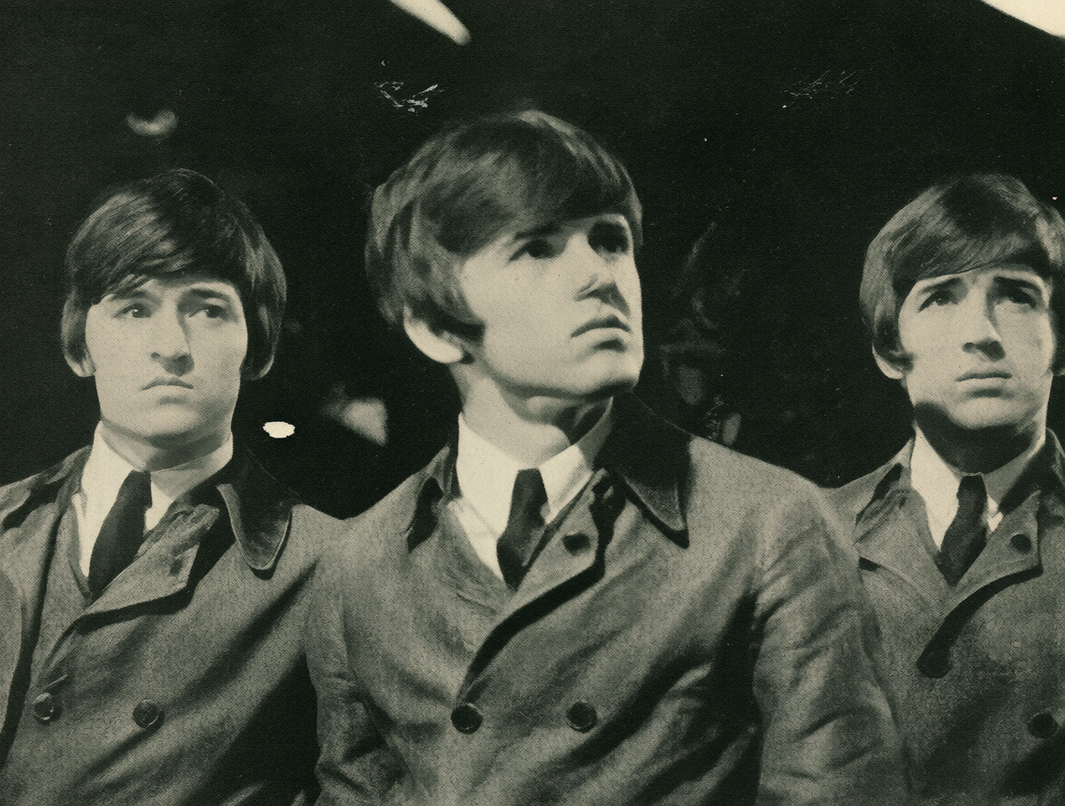Foto vintage en blanco y negro del grupo The Beatles para su película.