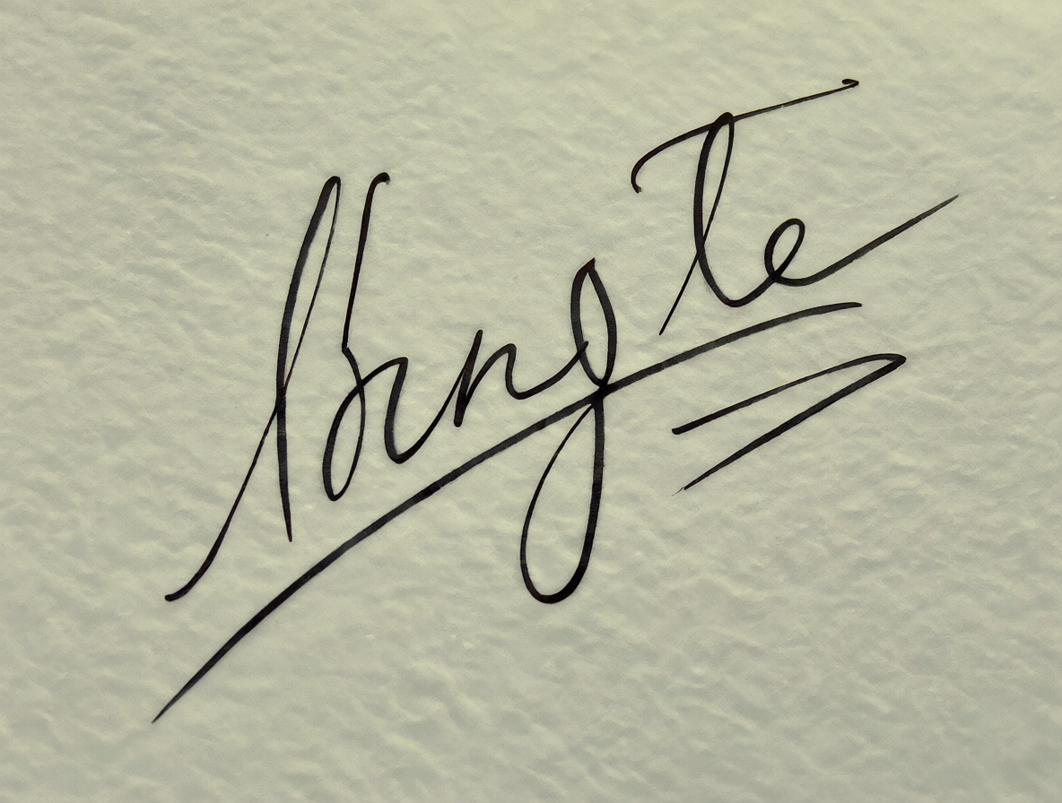 Firma formal e inclinada sobre un documento blanco.