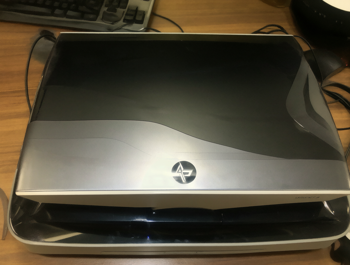 Foto de un computador todo-en-uno HP cerrado sobre una mesa.
