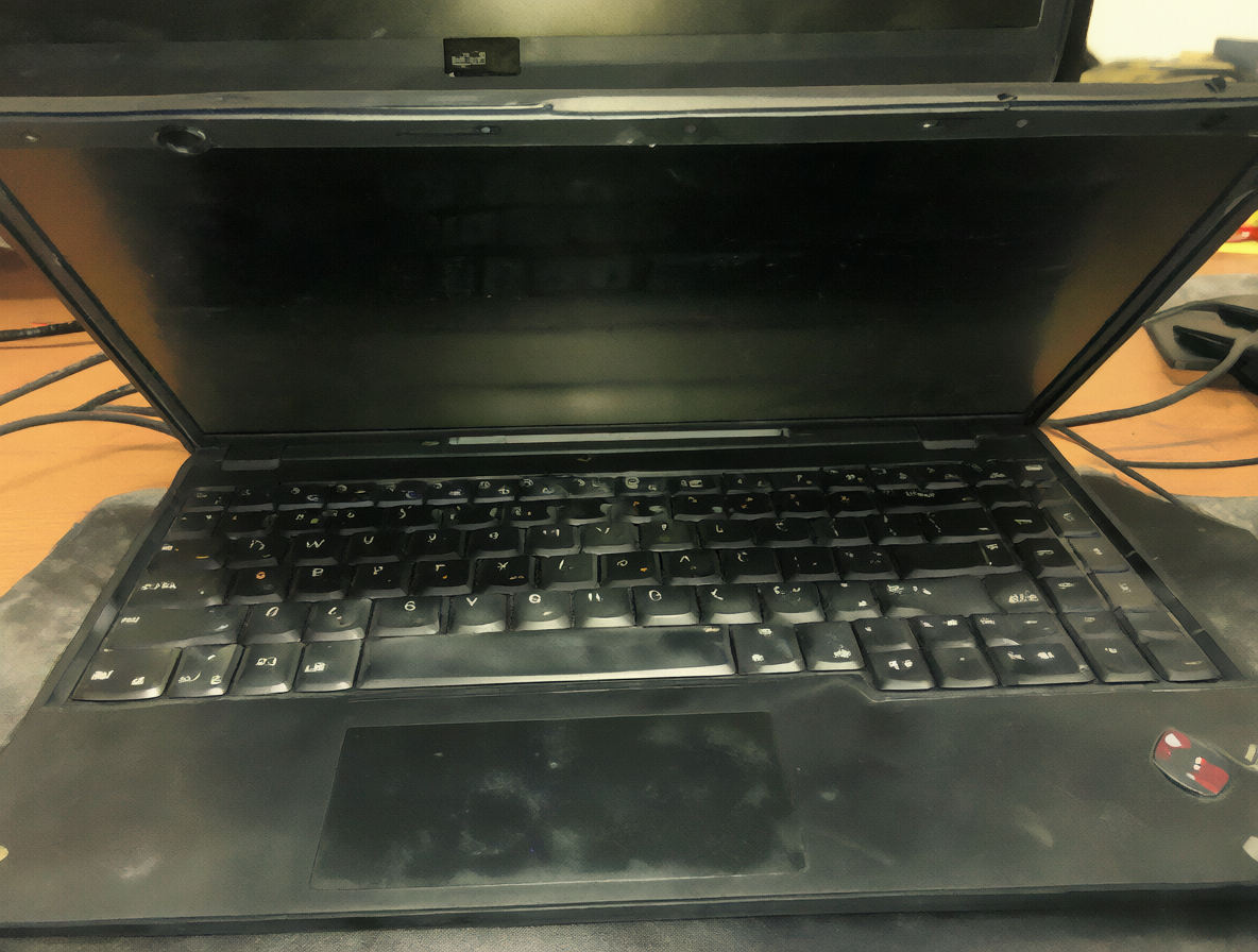 Un portátil Lenovo ThinkPad 11e visto desde arriba en un ambiente de trabajo.