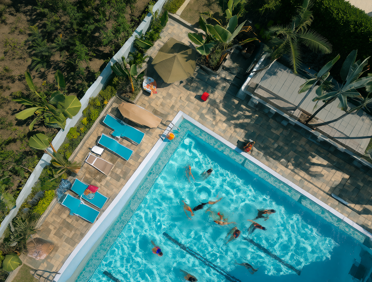 Vista cenital de una piscina con grupos organizados frente a personas solas en el borde.