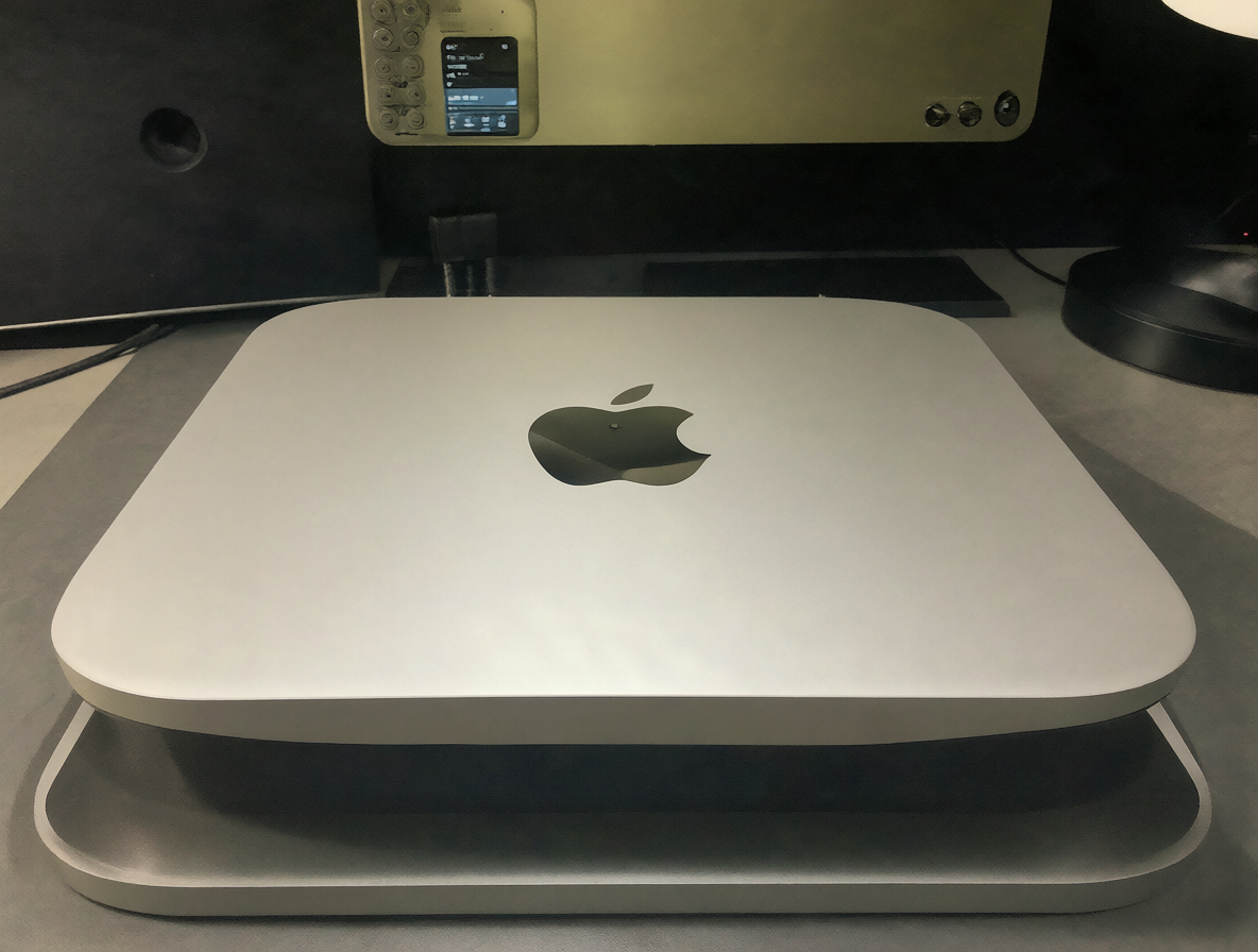Un ordenador Mac mini M4 sobre una mesa