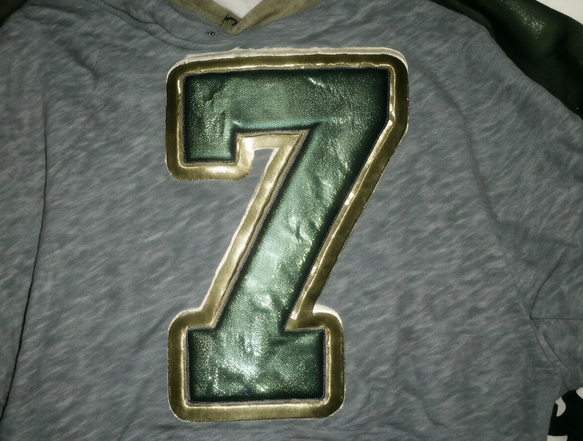 Hombre usando una sudadera con el número 7 gigante, representando el chiste de la serie.