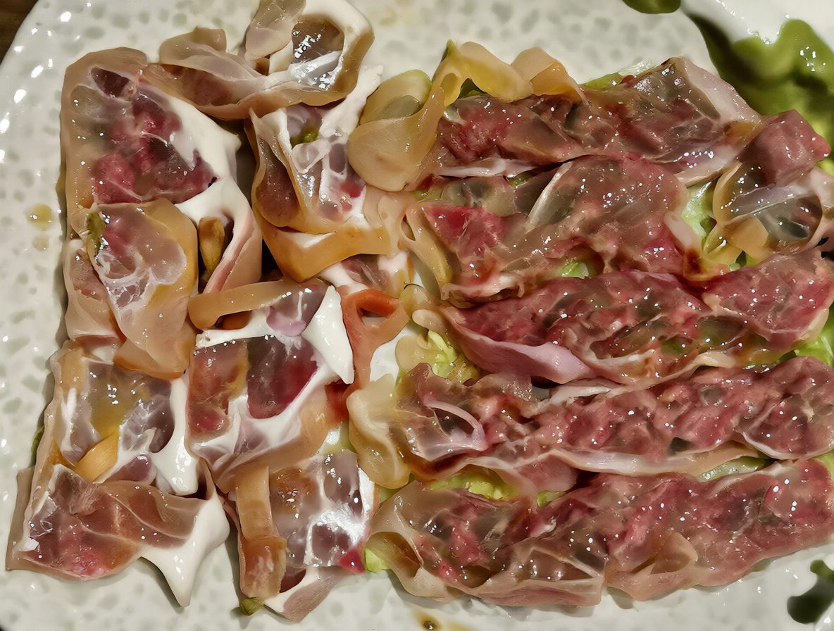 Plato con trozos crudos de tejido conectivo y cartílago