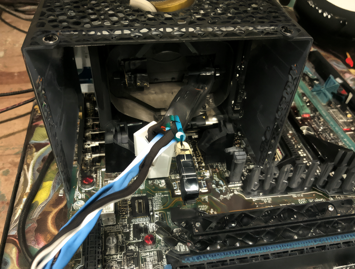 Vista detallada de una fuente de poder Gigabyte P750GM mostrando sus componentes internos y un cable PCIe conectado
