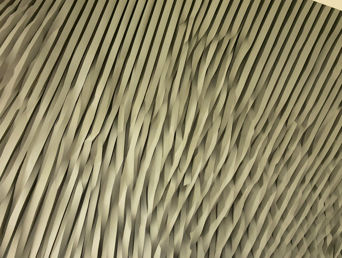 Varios paneles listonados verticales en una pared de interior