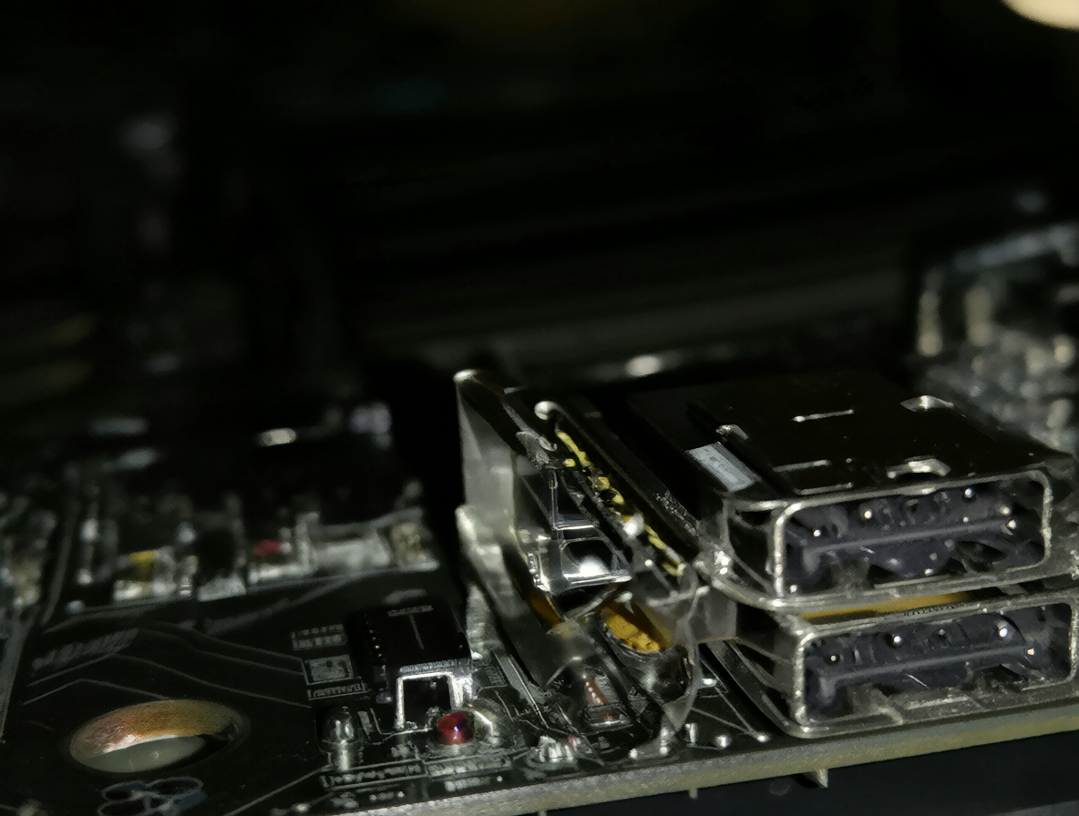Placa madre mostrando puertos USB y chipsets